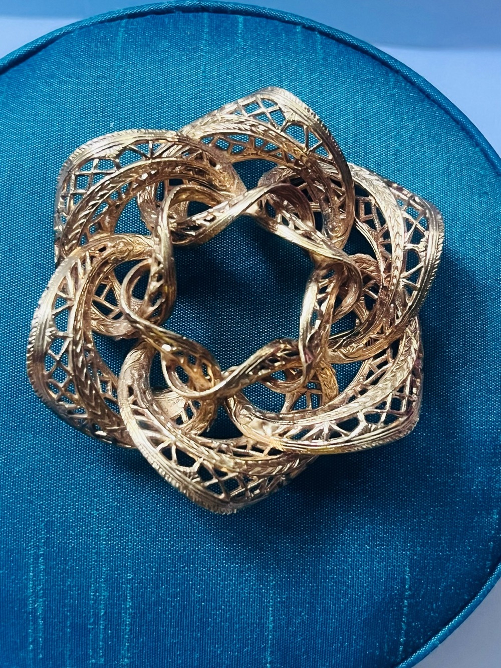 Elegant Gold Floral Filigree Brooch - Women's Jewelry